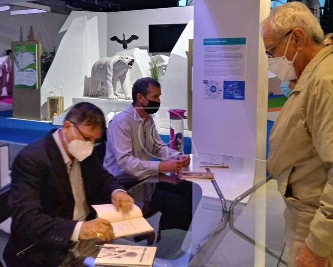 Alejandro Dieppa firmando uno de sus libros/TA.